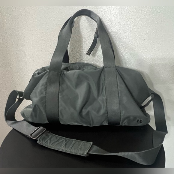 ✨DISCOUNTED✨ Lululemon Fast Track Duffel Gym Travel Beach Bag -  Dark Forest - Picture 11 of 16